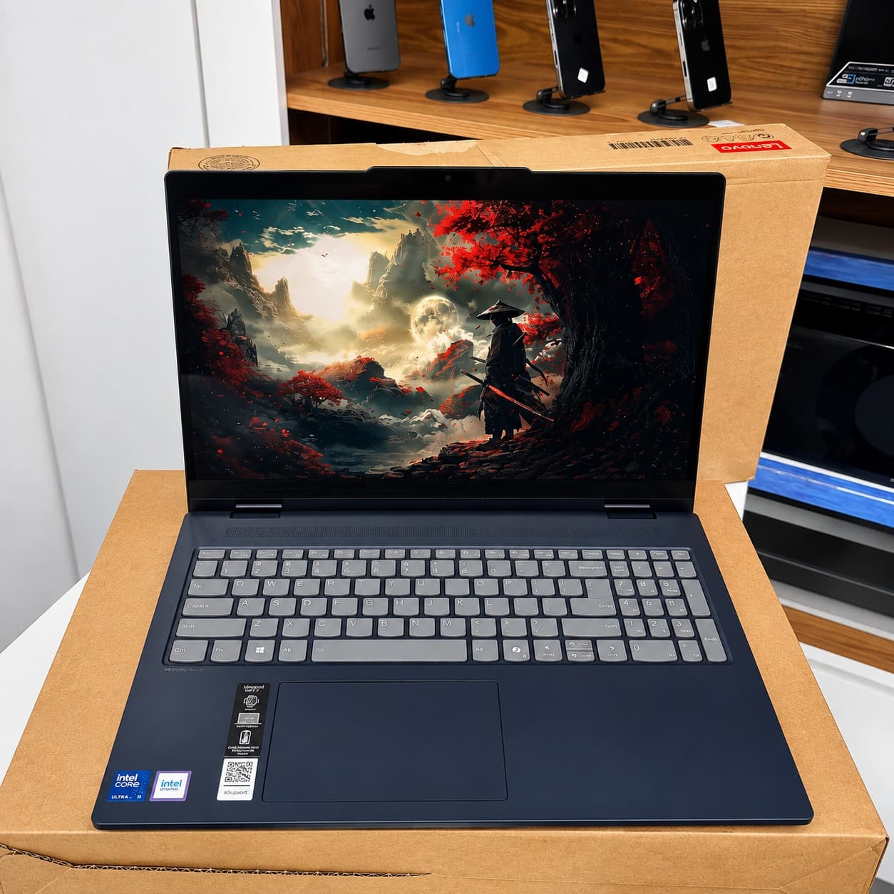 Lenovo IdeaPad 5i 16" 2-in-1 view 8